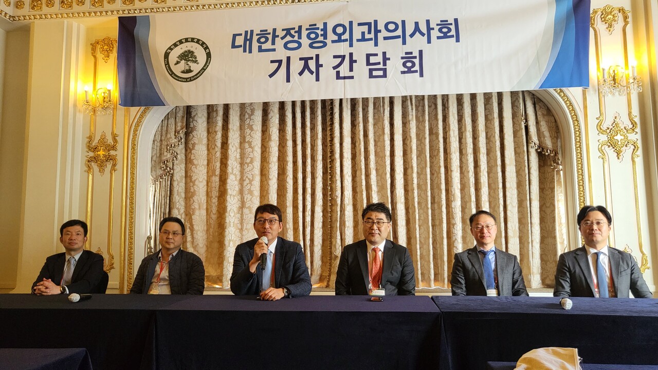 대한정형외과의사회는 26일 서울 롯데호텔에서 춘계학술대회 기자간담회를 열고 뇌진탕에 대한 자동차보험 상해등급을 12등급으로 조정해야 한다는 의견을 정부에 제출했다고 밝혔다(ⓒ청년의사).