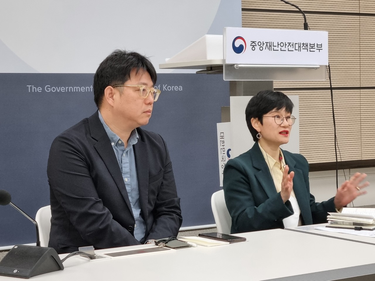 보건복지부 임혜성 필수의료초괄과장(오른쪽)과 강준 의료보장혁신과장은 29일 세종청사에서 전문기자협의회와 만나 필수의료 지원대책 추진 방향에 대해 설명했다(ⓒ청년의사).