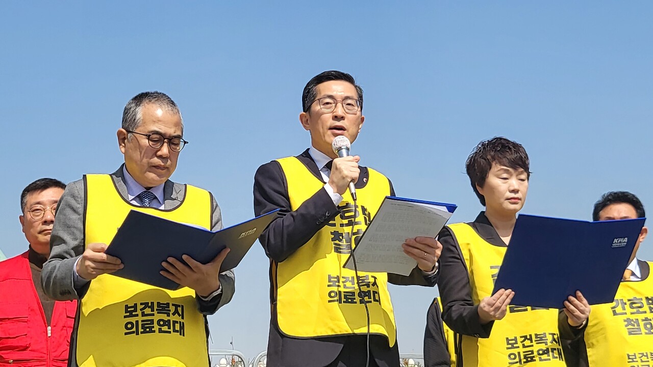 (왼쪽부터)대한임상병리사협회 장인호 회장, 대한의사협회 이필수 회장, 대한간호조무사협회 곽지연 회장은 30일 국회 앞에서 기자회견을 갖고 본회의에서 간호법과 '의료인 면허취소법'(의료법 개정안)을 처리하면 13개 단체 연대 총파업에 돌입하겠다고 선언했다(ⓒ청년의사)..