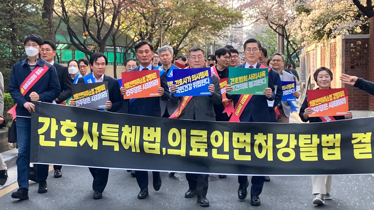 대한의사협회 간호법·면허박탈법 비상대책위원회는 지난 2일 오후 2시 이촌동 의협회관에서 ‘간호법·면허박탈법 저지를 위한 전국대표자회의 및 용산집회’를 개최하고 더불어민주당의 간호법과 의료인 면허취소법 강행을 규탄했다(ⓒ청년의사).