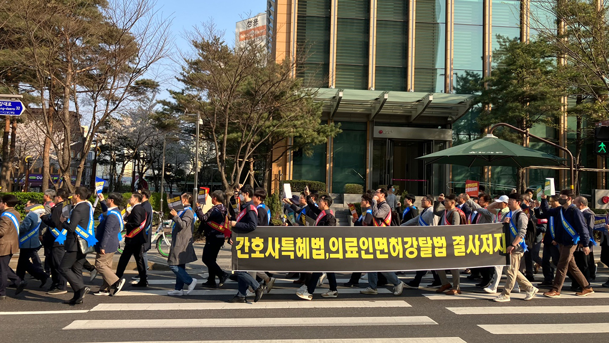 이날 전국에서 모인 의사 150여명은 ‘의료인 면호취소법 강행처리 민주당은 사죄하라’. ‘간호사가 의사행세 국민건강 위협한다’ 등의 구호를 외치며 대통령 집무실 근처 전쟁기념관 앞까지 가두행진을 벌였다(ⓒ청년의사).