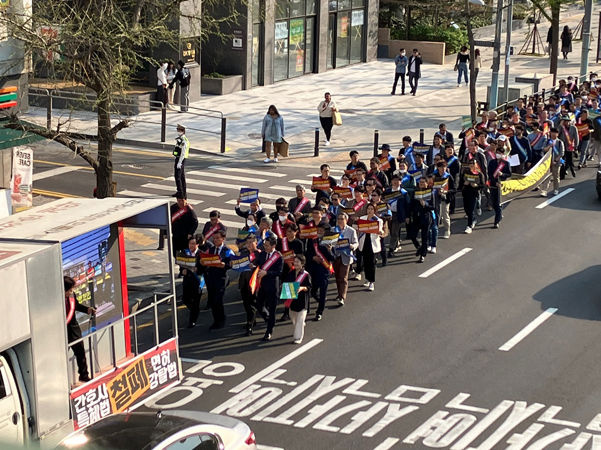 이날 전국에서 모인 의사 150여명은 ‘의료인 면호취소법 강행처리 민주당은 사죄하라’. ‘간호사가 의사행세 국민건강 위협한다’ 등의 구호를 외치며 대통령 집무실 근처 전쟁기념관 앞까지 가두행진을 벌였다(ⓒ청년의사).