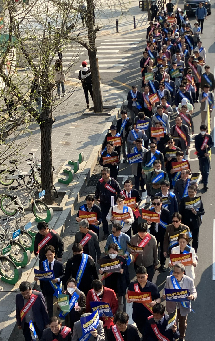 이날 전국에서 모인 의사 150여명은 ‘의료인 면호취소법 강행처리 민주당은 사죄하라’. ‘간호사가 의사행세 국민건강 위협한다’ 등의 구호를 외치며 대통령 집무실 근처 전쟁기념관 앞까지 가두행진을 벌였다(ⓒ청년의사).