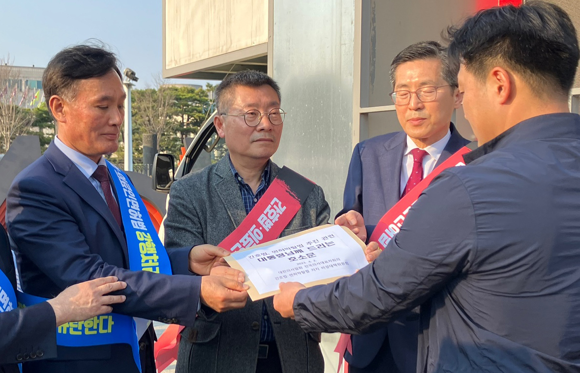 의협 전국의사대표자회의와 비대위는 간호법과 의료인 면허취소법 추진과 과련한 대통령 호소문을 정부 관계자에게 전달했다(ⓒ청년의사).