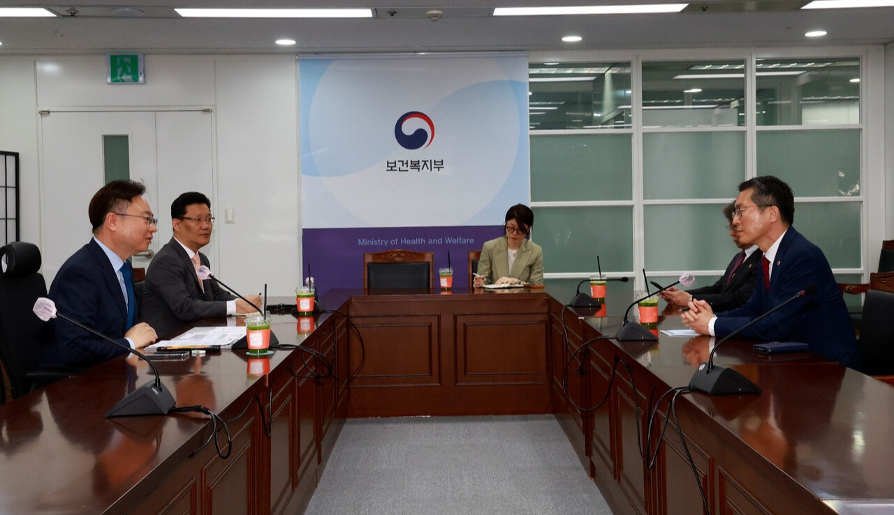 보건복지부 조규홍 장관(좌)은 3일 오후 대한의사협회 이필수 회장(우)을 만나 의료계 현안을 논의했다.