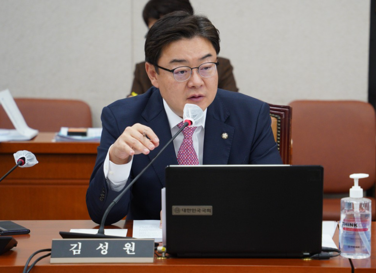 ​국회에서 스타트업과 벤처기업 성장지원 방안 등을 연구하는 유니콘팜 공동대표 국민의힘 김성원 의원이 초진환자 대상 비대면 진료를 허용하는 의료법 개정안을 준비 중이다(사진 출처 : 김성원 의원 블로그).