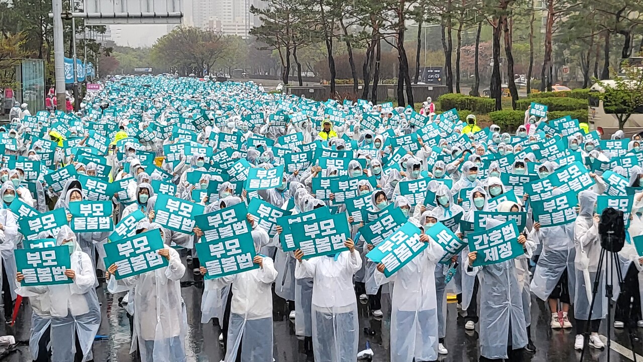 대한간호협회는 5일 국회의사당 앞 국회대로에서 ‘간호법 국회 통과 촉구 수요 한마당’을 개최했다. 이날 행사에는 간호사와 간호대생 2만여명(주최 측 추산)이 비를 뚫고 참여했다(ⓒ.청년의사)