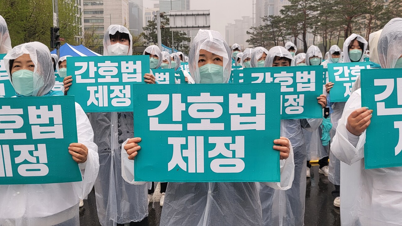 대한간호협회 김영경 회장은 맨 앞 자리에서 임원들과 함께 행사에 참여했다(ⓒ청년의사).