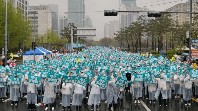 이날 행사에서는 여러 가요들이 흘러 나왔다. 행사에 참여한 간호사들은 카드를 흔들며 호응하기도 했다(ⓒ청년의사).