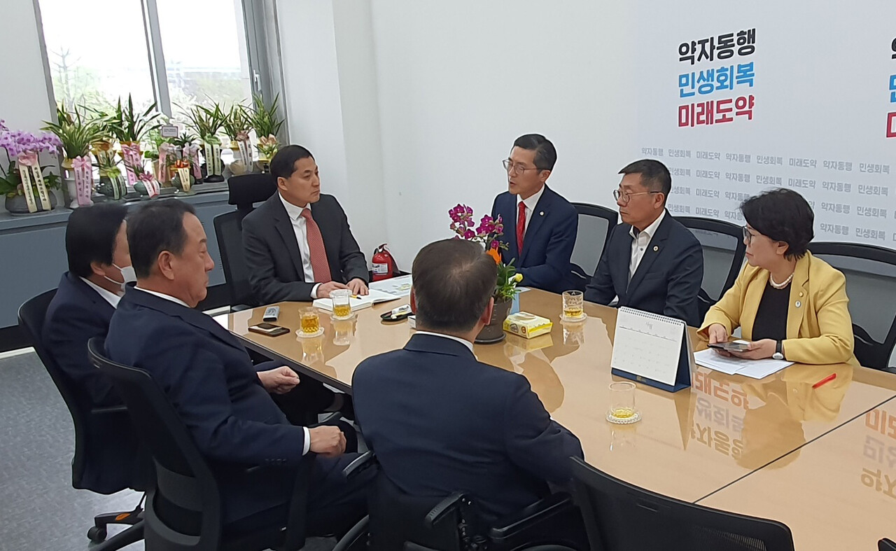대한의사협회는 지난 4일 국민의힘 박대출 정책위의장 등과 간담회를 갖고 간호법과 면허취소법의 문제점을 지적했다(사진제공: 의협).