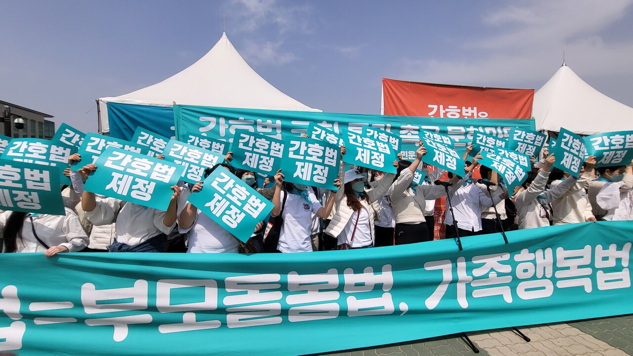 집최에 참여한 간호사들은 가요에 맞춰 카드를 흔들며 호응했다(ⓒ청년의사).