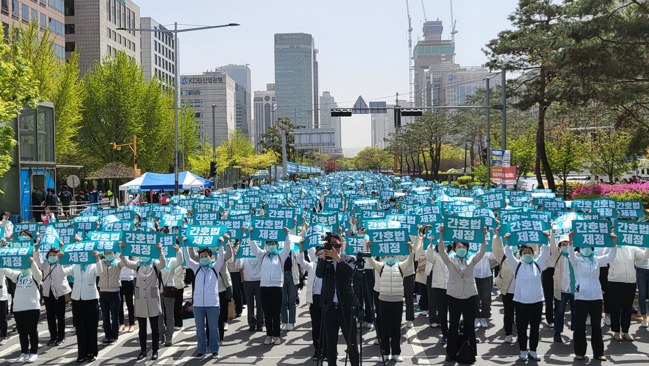 대한간호협회는 12일 국회대로에서 ‘간호법 국회 통과 촉구 수요 한마당’을 열었다(ⓒ청년의사).