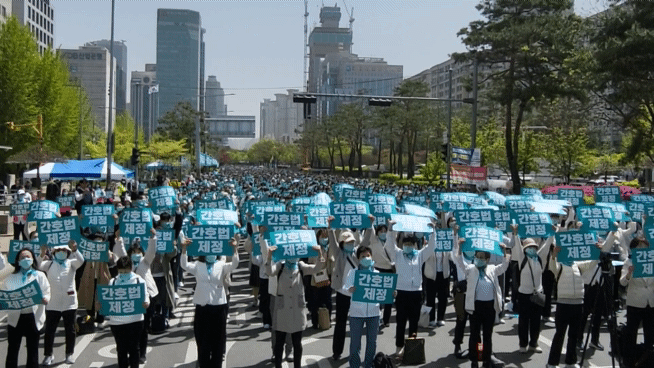 이날 간호사들은 노래에 맞춰 '간호법 제정'이 적힌 카드를 이용한 파도타기 퍼포먼스를 펼쳤다(ⓒ청년의사).