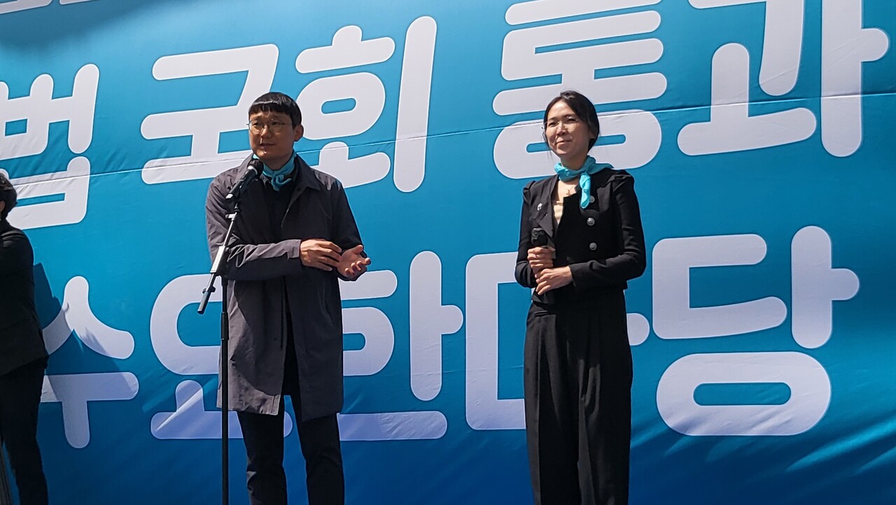 이날 행사에서는 간협의 간호법 제정 촉구 집회마다 울려퍼지던 노래 ‘간호법이 필요해’를 작곡·작사한 경북보건대 간호학부 이상순 교수와 노래를 부른 가수 유하나 씨가 공연을 펼치기도 했다(ⓒ청년의사).