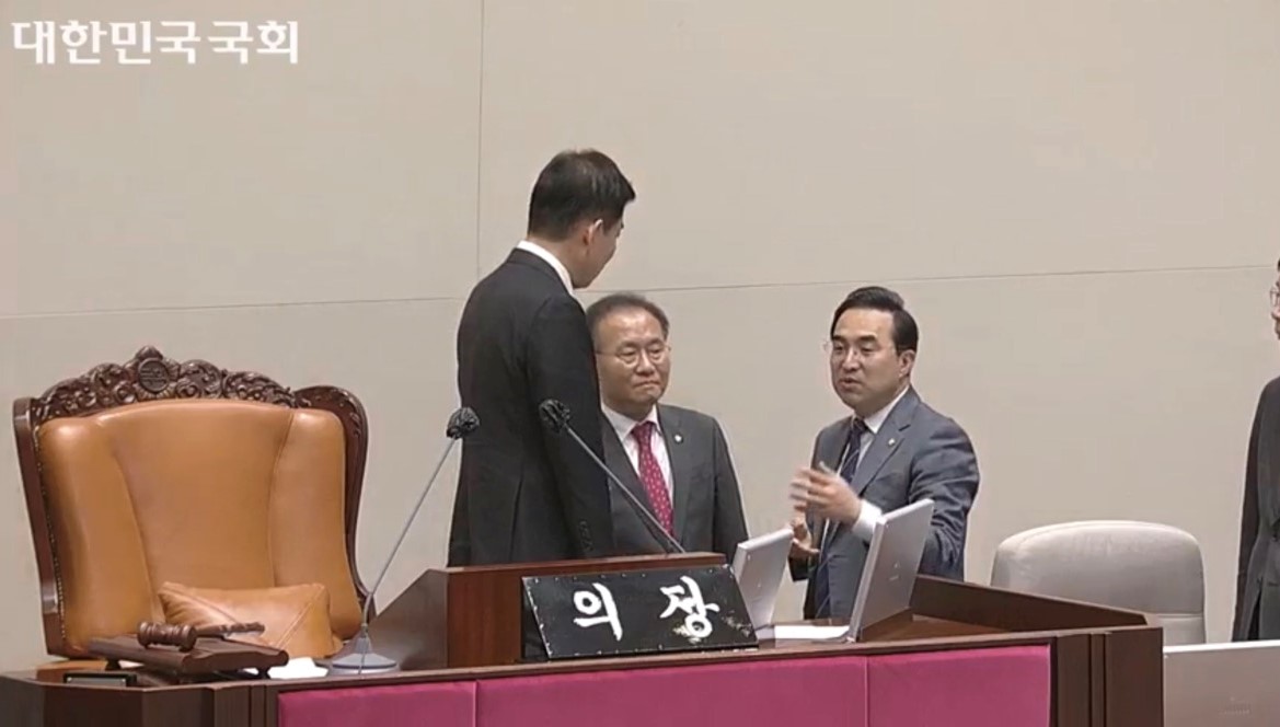 13일 열린 국회 본회의에서 간호법 제정안과 의료인 면허취소법(의료법 개정안)은 상정되지 않았다. 더불어민주당이 의사일정 변경을 시도했지만 김진표 국회의장이 받아들이지 않았다. 의사일정 변경을 논의 중인 김진표 의장(좌), 국민의힘 윤재옥 원내대표, 민주당 박홍근 원내대표(국회 방송 캡쳐).