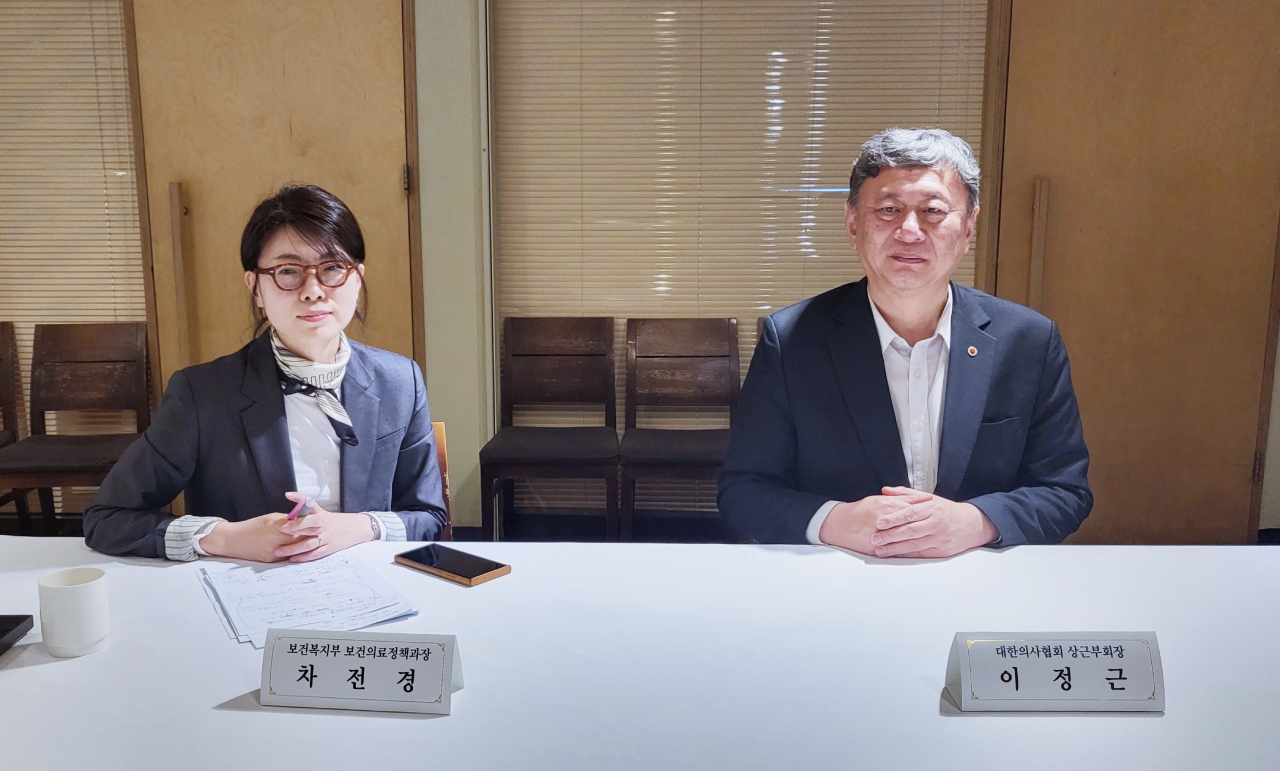 20일 열린 7차 의료현안협의체에서 보건복지부는 의대 정원 증원 등 의료 인력 양성 방안 논의를 제안했지만 대한의사협회는 "아직 시기상조"라고 거절 의사를 표했다(ⓒ청년의사).