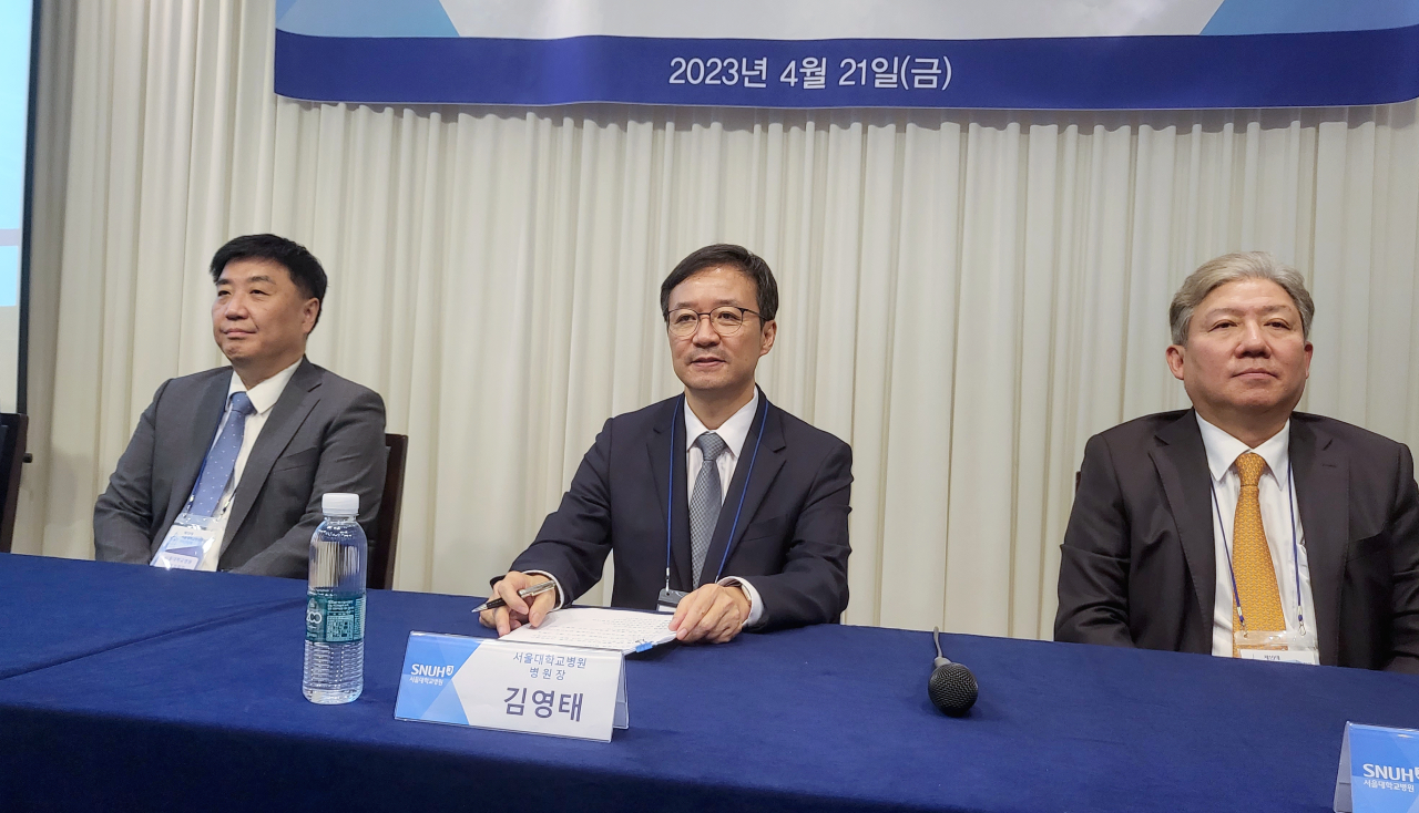 김영태 서울대병원장은 21일 기자간담회에서 국가중앙병원으로서 서울대병원 각 조직의 특성을 극대화한 내부 네트워크와 전국 공공의료기관 간 수평적 네트워크를 엮어 의료 환경 발전을 이루겠다고 했다(ⓒ청년의사).