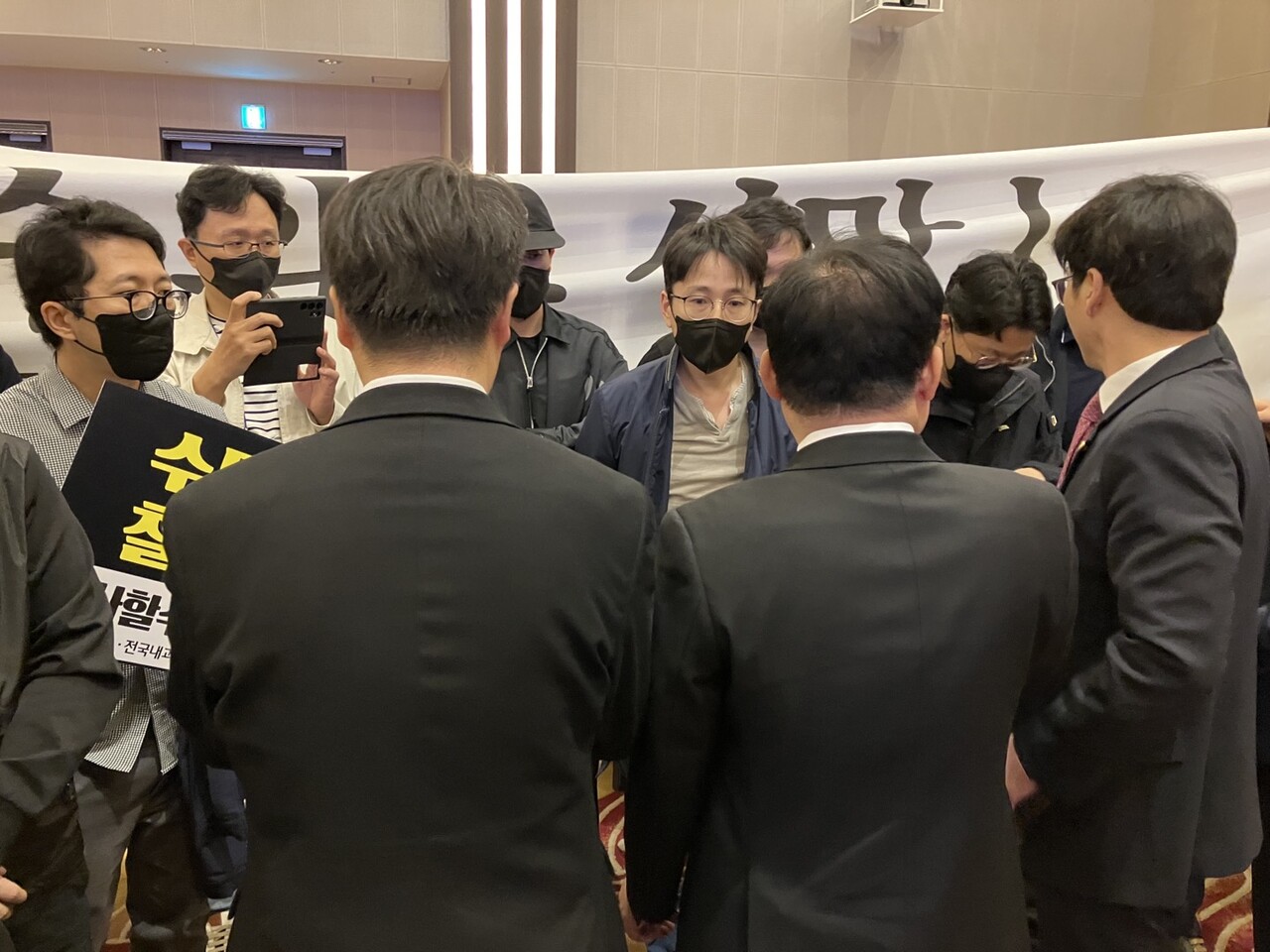 이날 대의원총회 진행을 위해 시위를 저지하려는 의협 관계자들과 협의회 간 마찰로 현장에서는 한때 고성이 오가기도 했다.