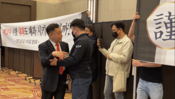 내과와 가정의학과 개원의 등으로 구성된 수탁고시 철폐를 위한 전국 내과 및 1차 의료협의회 소속 회원들은 '수탁검사 시행 폐지'를 촉구하며 시위를 벌였다(ⓒ청년의사).