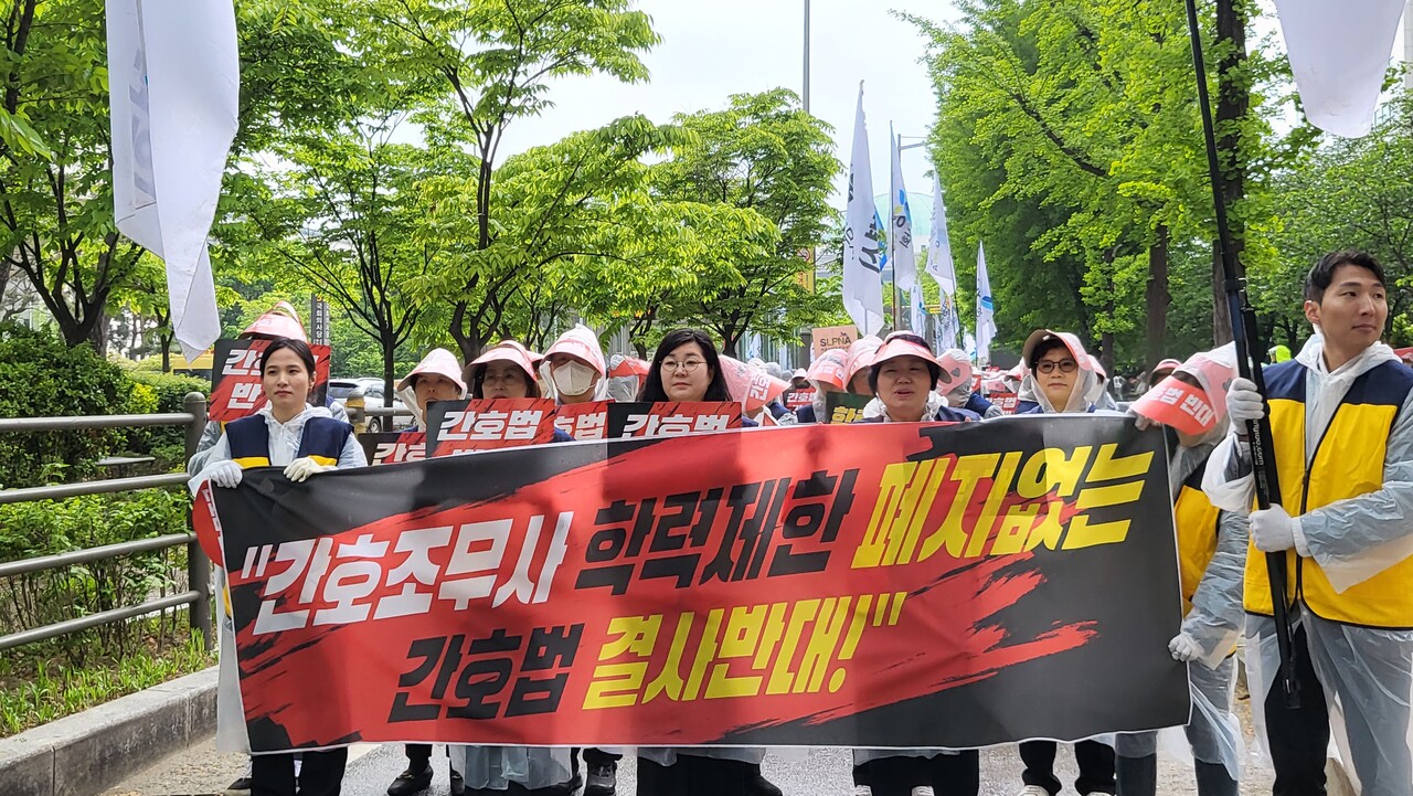 간호조무사들은 집회 후 민주당 중앙당사까지 가두행진과 구호를 제창하며 간호법의 부당함을 시민들에게 알렸다(ⓒ청년의사).