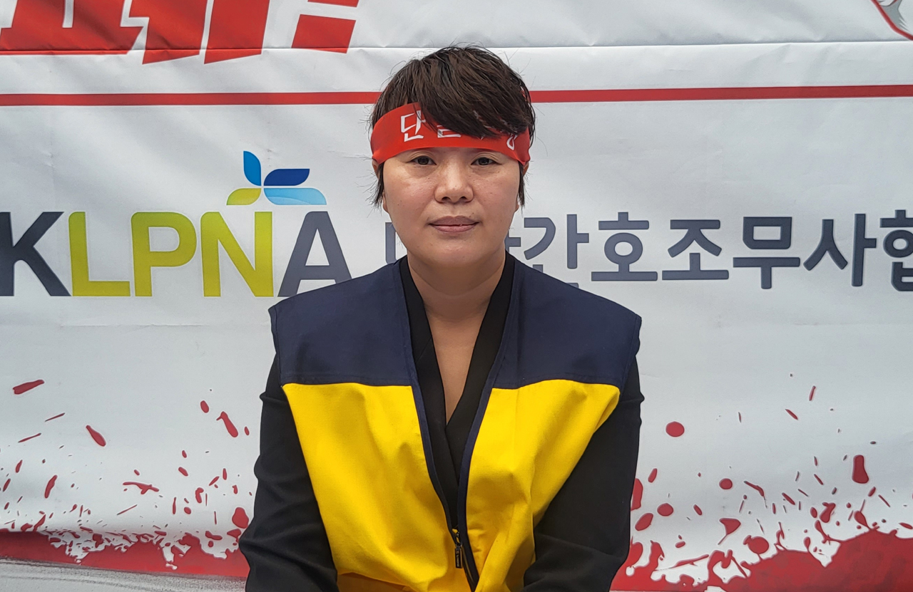 대한간호조무사협회 곽지연 회장은 26일 단식 농성 중인 국회 앞 천막에서 청년의사와 만나 간호법이 폐기되거나 간협이 당정 중재안을 수용할 때까지 단식을 멈추지 않겠다고 밝혔다(ⓒ청년의사).