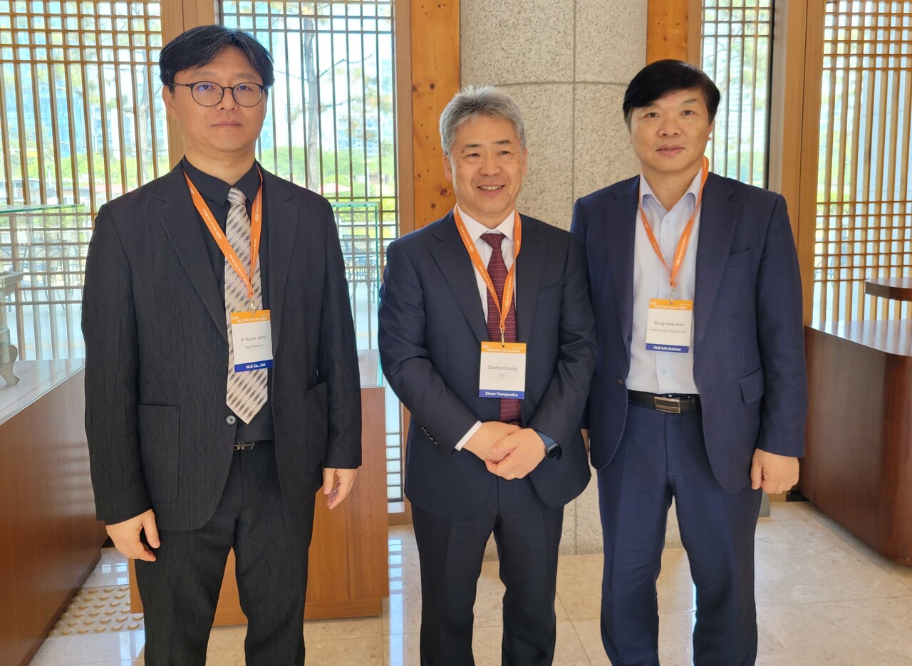 이날 포럼 행사장에서 기자 간담회가 진행됐다. (왼쪽부터) HLB 바이오전략기획본부 장인근 부사장, 엘레바 테라퓨틱스 정세호 대표, HLB생명과학 한용해 대표.