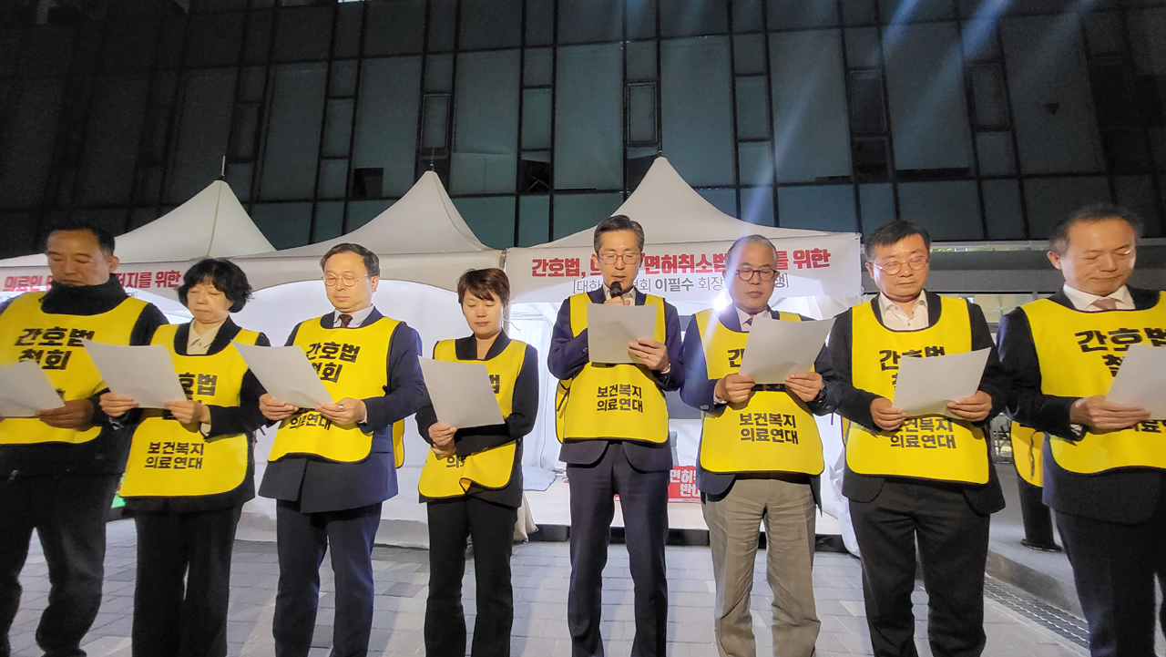 보건복지의료연대 대표자들은 27일 저녁 서울 용산구 의협 회관에서 대책회의를 가진 뒤 총선기획단을 구성해 운영하기로 했다고 밝혔다(ⓒ청년의사).