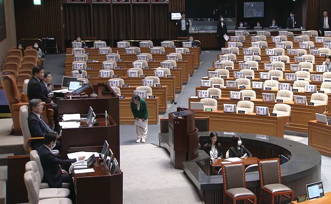 국민의힘 의원들은 27일 열린 국회 본회의에 간호법과 면허취소법이 상정되자 반대 의사를 밝히며 표결 전 퇴장했다(국회 인터넷의사중계 캡처).