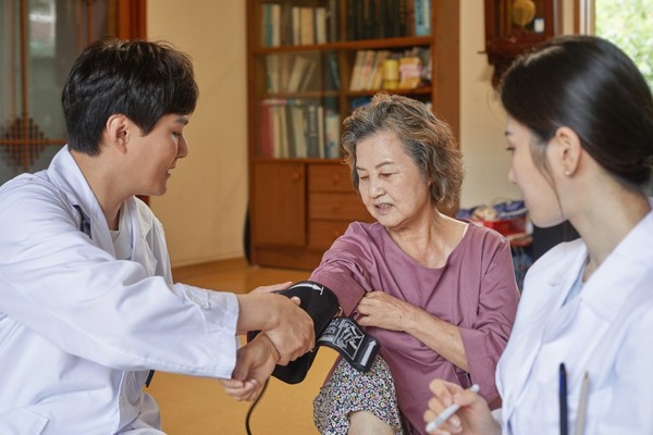 방문진료 시범사업 참여자는 병원이나 시설 의존이 줄어 의료비 지출이 감소했다는 연구 결과가 나왔다(사진 출처: 게티이미지).