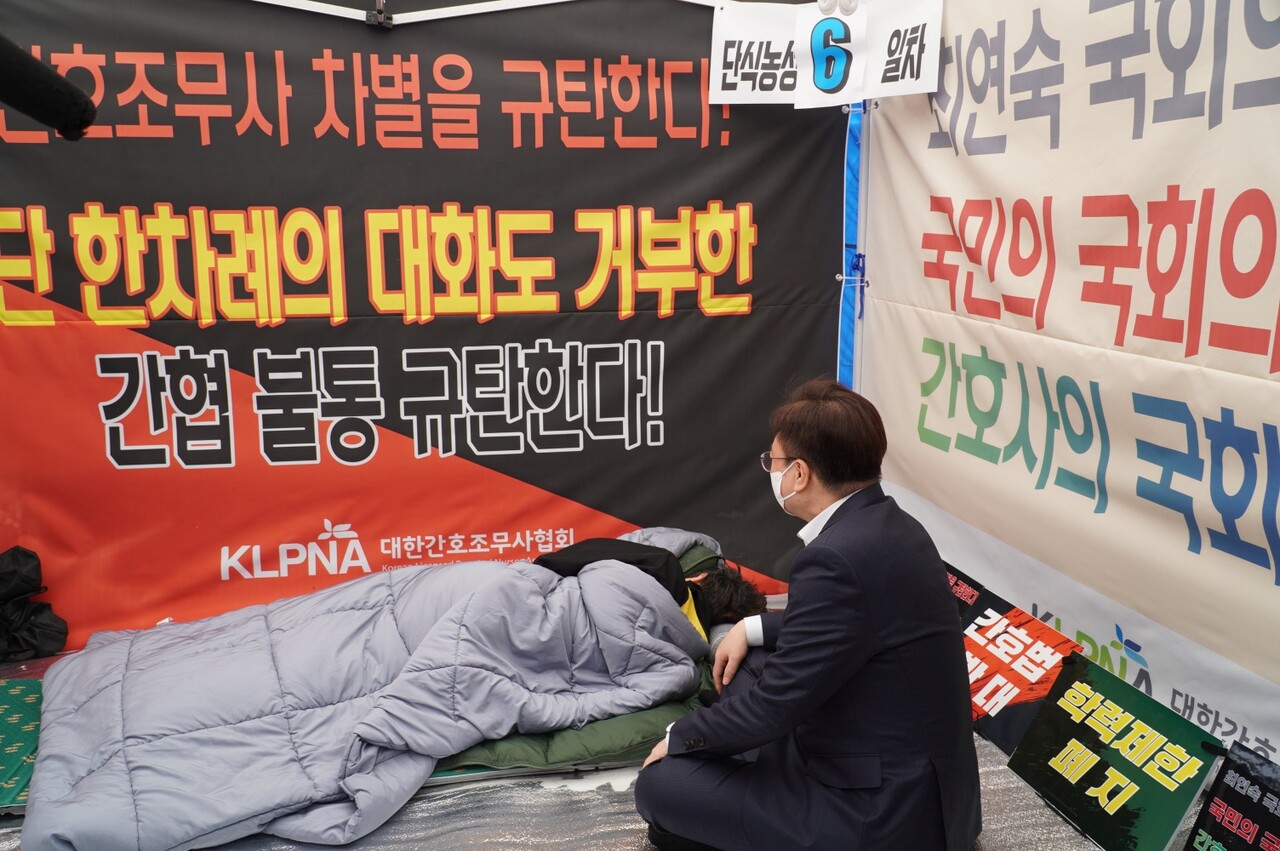 30일 오후 대한간호조무사협회 곽지연 회장이 단식 중인 국회 앞 천만농성장을 찾은 보건복지부 조규홍 장관은 단식 중단을 권유했다. 그러나 곽 회장은 단식을 계속 이어가겠다는 의지를 굽히지 않았다(사진제공: 간무협).