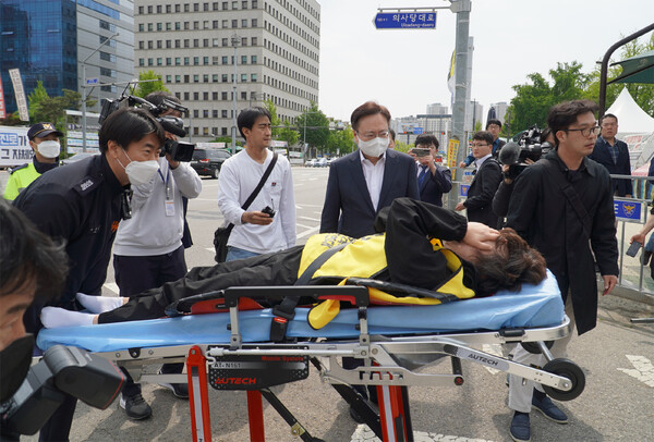 대한간호조무사협회 곽지연 회장이 30일 검사를 받기 위해 병원으로 이송되고 있다. 이날 국회 앞 단식농성장을 찾은 보건복지부 조규홍 장관은 곽 회장의 건강 악화를 우려하며 검사라도 받아야 한다고 설득했다(사진 제공: 간무협).