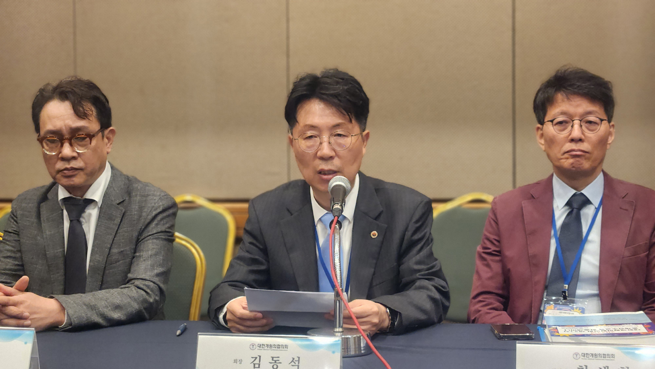 대한개원의협의회 김동석 회장(가운데)은 30일 서울 서대문구 스위스그랜드호텔서울 컨벤션센터에서 가진 기자단감회에서 의사들이 필수의료를 기피할 수밖에 없게 만드는 정책과 법을 개선해야 한다고 말했다(ⓒ청년의사).