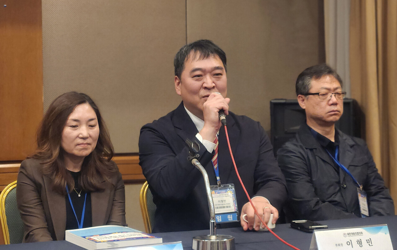 대한응급의학의사회 이형민 회장은 30일 서울 서대문구 스위스그랜드호텔서울 컨벤션센터에서 열린 대한개원의협의회 기자간담회에서 응급환자 수용 거부 고지 제도 등으로 응급의료현장을 떠나는 응급의학과 전문의들이 늘고 있다고 했다(ⓒ청년의사).