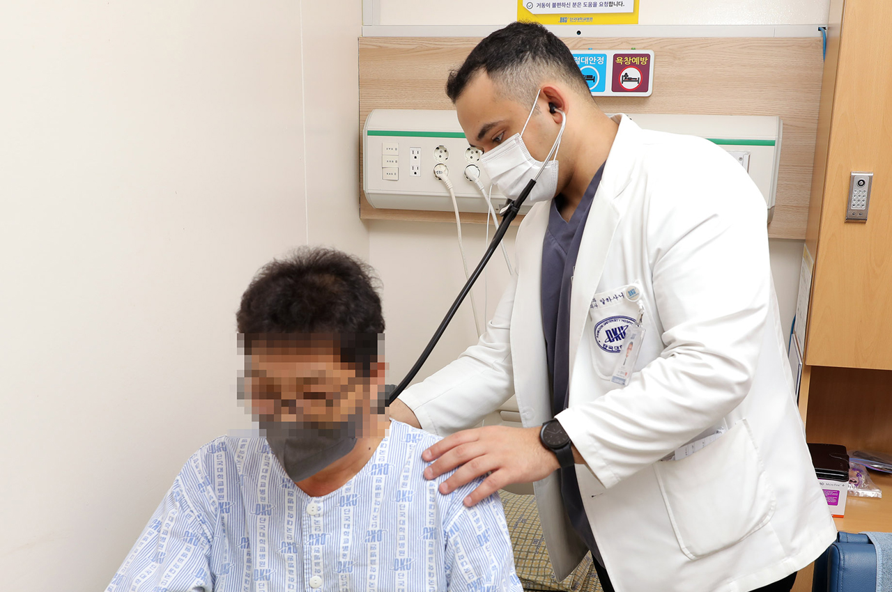 알하사니 씨는 능숙한 한국어로 환자들과의 의사 소통에서 문제가 없다고 했다. 사진은 알하사니 씨가 환자를 진찰하는 모습(사진제공: 단국대병원).