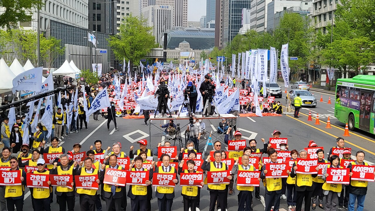 대한의사협회를 비롯한 13개 보건의료단체가 간호법과 의료인 면허취소법(의료법 개정안)을 저지하기 위한 부분 파업 동력을 확보하는 데 열을 올리고 있다(ⓒ청년의사).