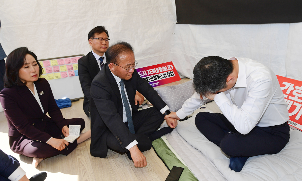 국민의힘 윤재옥 원내대표는 지난 1일 대한의사협회 이필수 회장이 단식 농성 중인 의협 회관 앞 천막농성장을 방문했다. 이 회장은 간호법과 면허취소법 처리 과정의 문제를 지적하며 눈물을 흘리기도 했다(사진제공: 의협).