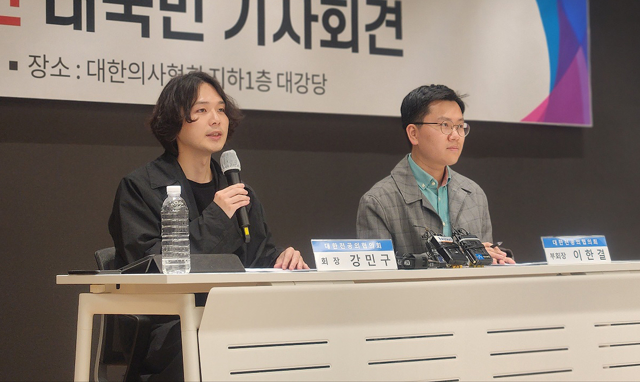 대한전공의협의회 강민구 회장(왼쪽)과 이한결 부회장은 2일 대한의사협회 지하 1층 대강당에서 '의료대란 위기 관련 대국민 기자회견'을 열고 "한국 의료가 붕괴될 위기에 놓였다"고 우려했다(ⓒ청년의사).