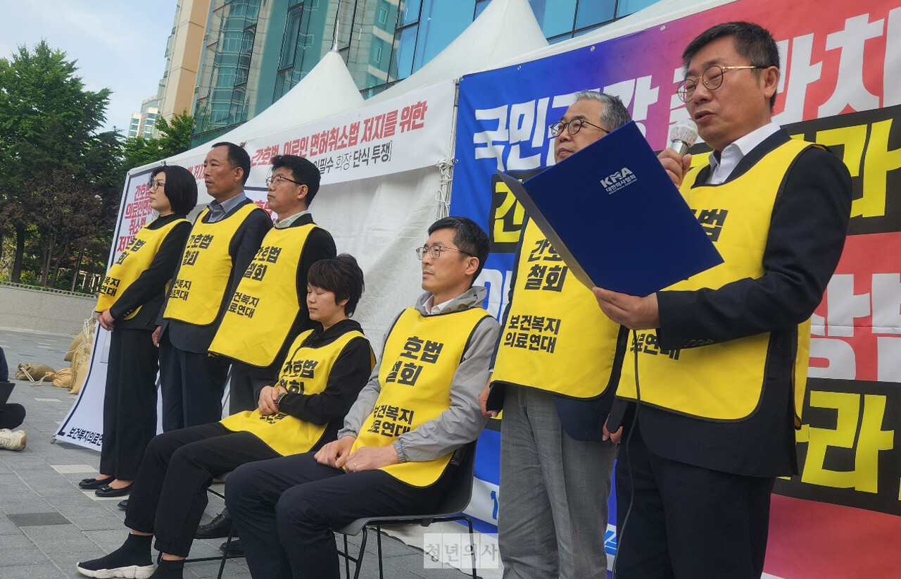 대한의사협회 박명하 비상대책위원장(오른쪽)은 지난 2일 서울 용산구 의협 회관 앞에서 기자회견을 갖고 오는 17일 연대 총파업을 실시한다고 밝히면서 의사들도 "83%가 파업에 동참하겠다"고 했다. 하지만 설문조사 참여 인원을 묻는 질문에는 공개할 수 없다고만 했다(ⓒ청년의사).