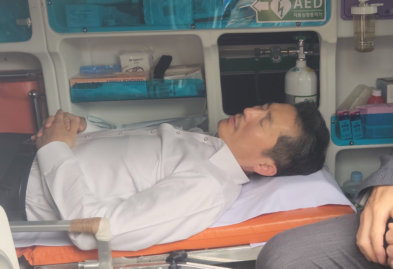 대한의사협회 이필수 회장이 단식 농성 8일 만인 4일 오후 건강 악화로 병원으로 이송됐다(ⓒ청년의사).
