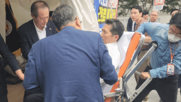 대한의사협회 이필수 회장이 단식 8일 째인 4일 오후 건강 악화로 병원으로 이송됐다(ⓒ청년의사).