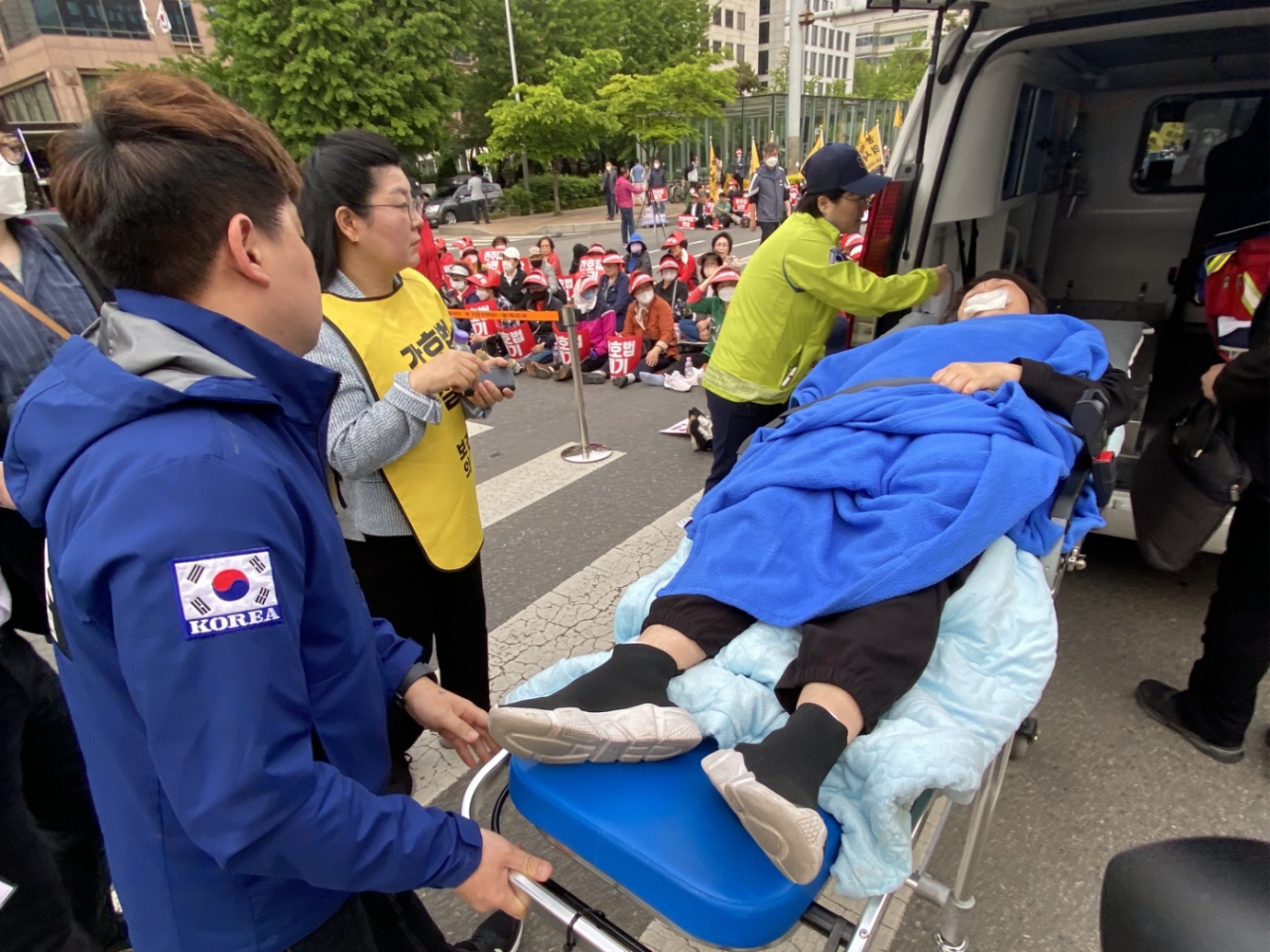 대한간호조무사협회 곽지연 회장은 지난 3일 국회의사당 앞에서 열린 더불어민주당 규탄대회에 참석해 대국민 호소문을 낭독한 후 정신을 잃고 쓰러져 병원으로 후송됐다(사진제공: 대한간호조무사협회).