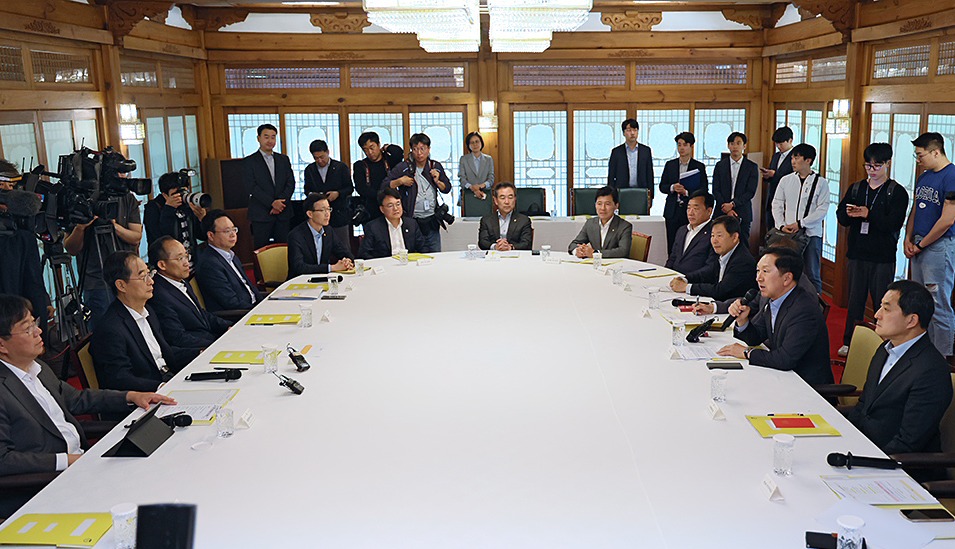 국민의힘과 정부는 14일 오후 국무총리공관에서 고위당정협의회를 열고 윤석열 대통령에게 간호법 재의요권(거부권)을 행사해 달라고 건의하기로 했다. 