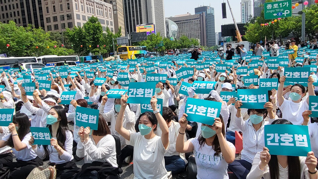 당정이 윤석열 대통령에게 간호법 재의요구(거부)를 건의하기로 결정하자, 대한간호협회가 간호사 총궐기로 투쟁하겠다고 반발했다(ⓒ청년의사).