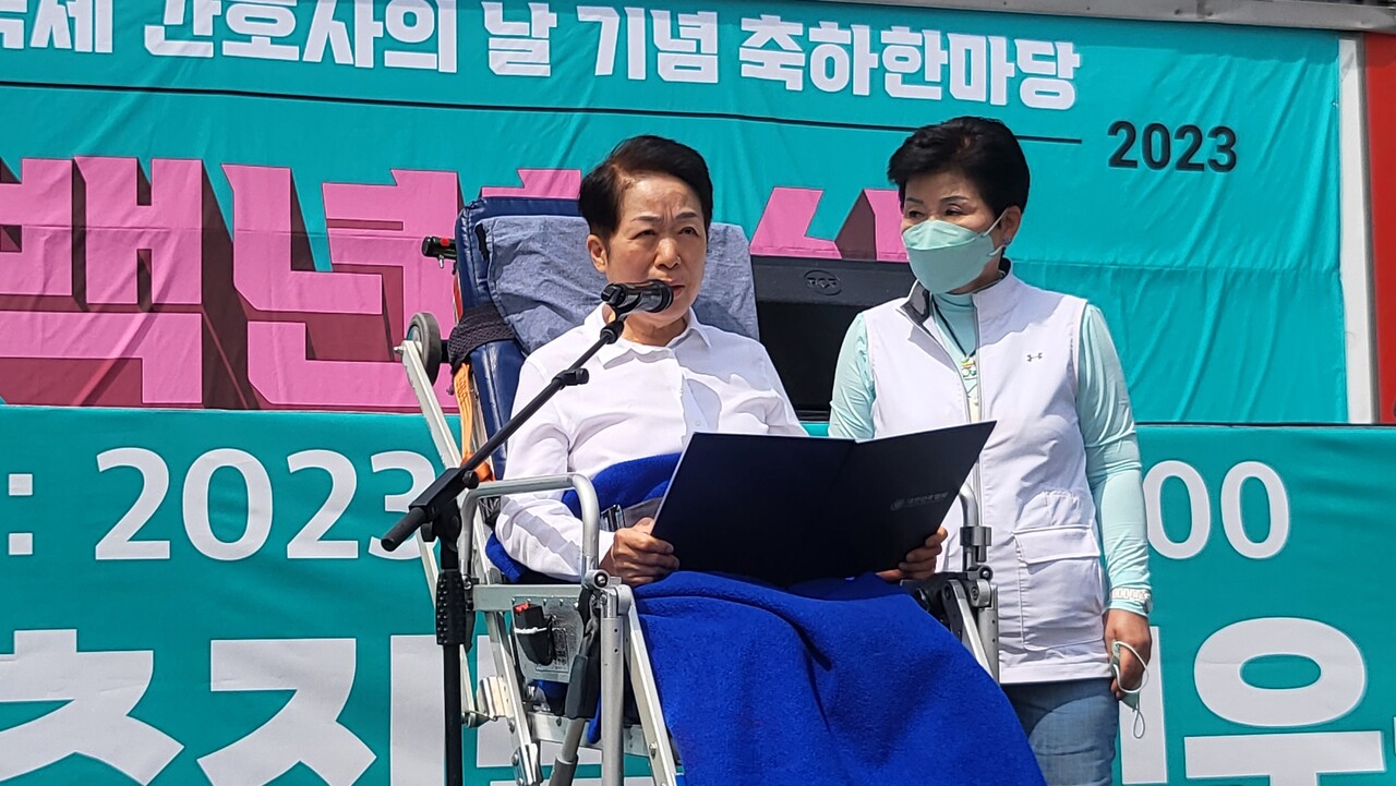 대한간호협회 김영경 회장은 지난 12일 '국제 간호사의 날 기념 축하한마당'에서 윤석열 대통령을 향해 간호법을 공포해달라고 촉구하는 성명을 발표했다(ⓒ청년의사).