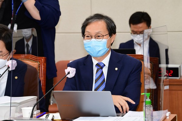 더불어민주당 정책위원회 김성주 수석부의장은 오늘(16일) 열린 원내대책회의에서 윤석열 대통령의 간호법 제정안 재의 요구(거부권) 행사를 코미디로 규정하며 의료 현장 혼란을 초래할 것이라고 경고했다(국회 전문기자협의회 제공).