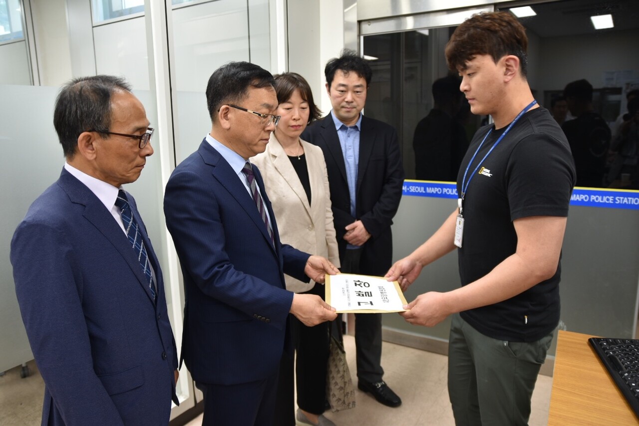 대한요양병원협회 남충희 회장과 노동훈 홍보위원장, 김연희 법제이사는 지난 17일 오후 마포경찰서를 방문해 환자의 항문에 속기저귀를 집어넣은 것으로 보도된 요양병원과 간병인에 대한 고발장을 제출했다(사진제공: 대한요양병원협회).