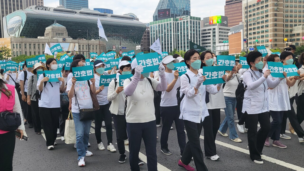간호사와 간호대생은 궐기대회 이후 서울역까지 행진을 진행하며 시민들에게 간호법 거부권 행사의 부당함을 알렸다(ⓒ청년의사).