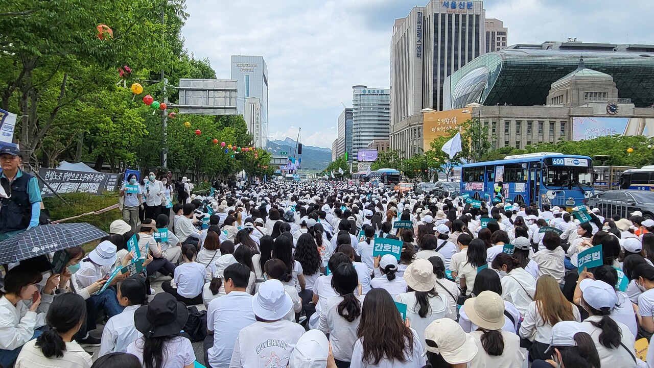 이날 규탄대회에 참여한 간호사와 간호대생들은 광화문 동화면세점에서부터 시청 광장까지 대오를 이어갔다(ⓒ청년의사).