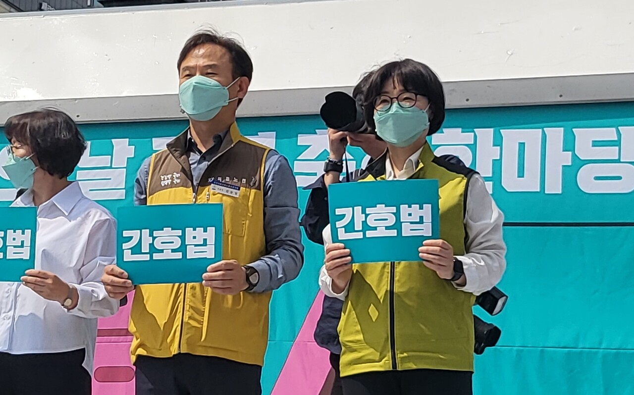 전국의료산업노동조합연맹 신승일 위원장(왼쪽)과 전국보건의료산업노동조합 나순자 위원장은 대한간호협회가 지난 12일 서울 광화문에서 개최한 '2023 국제 간호사의 날 축하한마당’에 참석했다(ⓒ청년의사).