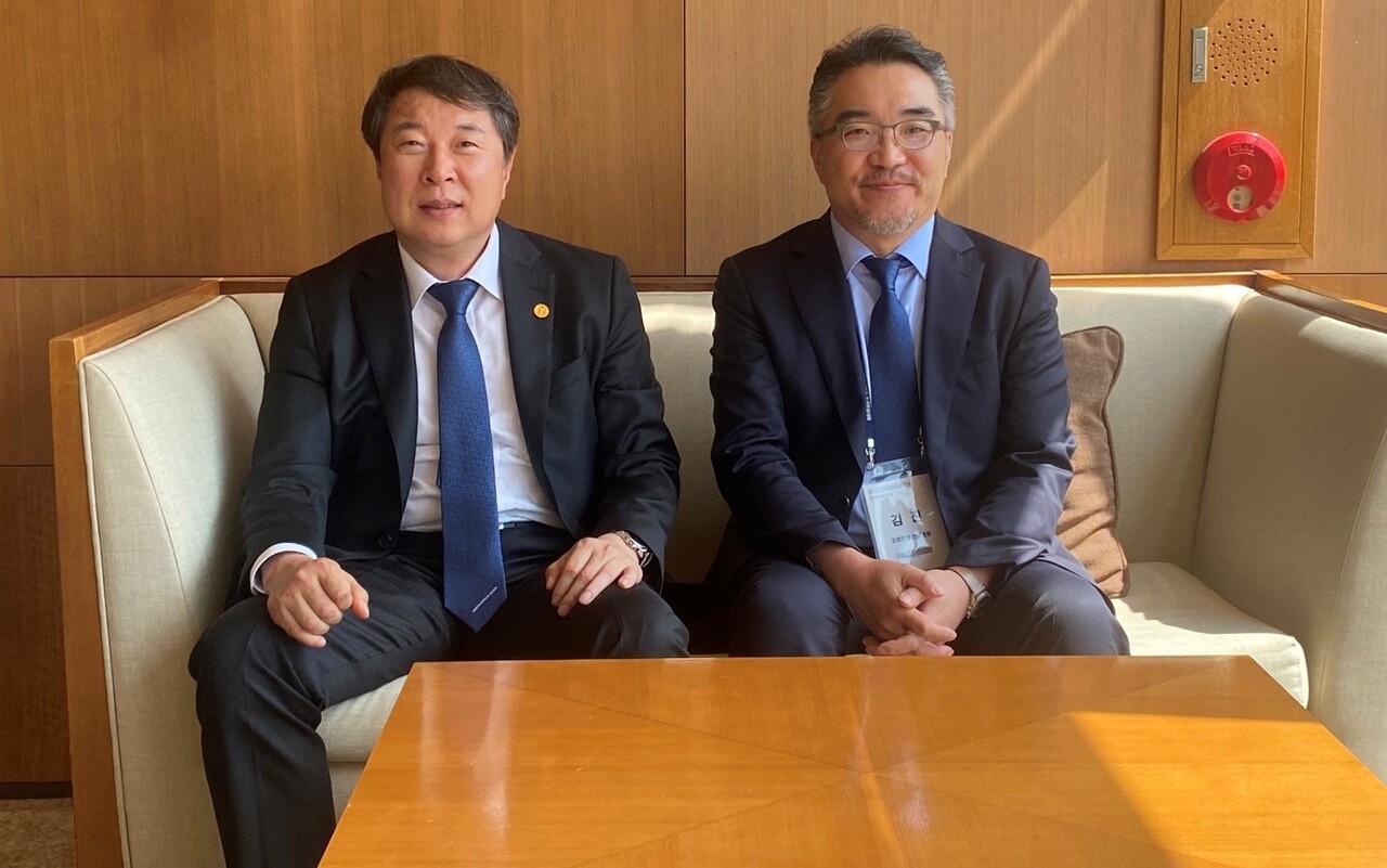 대한외과학회 신응진 이사장(좌)은 '2023년 춘계학술대회'가 열린 경주에서 청년의사와 만나 외과계 현안에 대한 입장을 밝혔다. 학회 김진 학술이사가 배석했다.